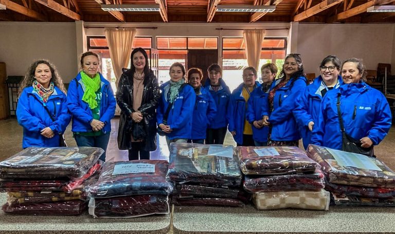 Talleres laborales de Concepción donaron frazadas a damnificados por incendios