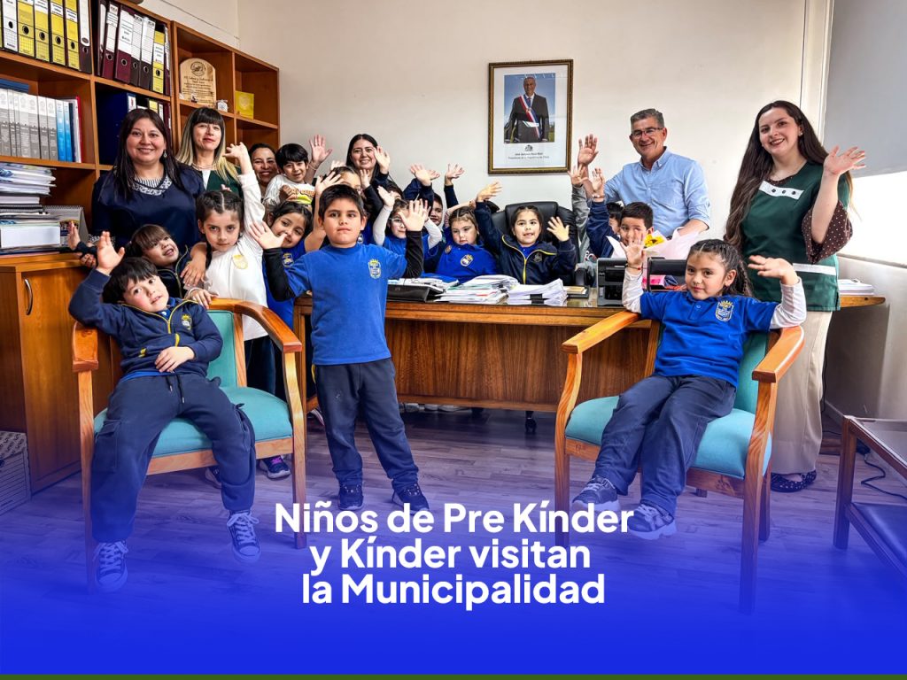 Pequeñitos del Pre Kínder y Kínder de la Escuela Recaredo Vigueras visitaron la Municipalidad de Santa Juana para conocer de cerca el trabajo que realiza el alcalde como primera autoridad comunal.
